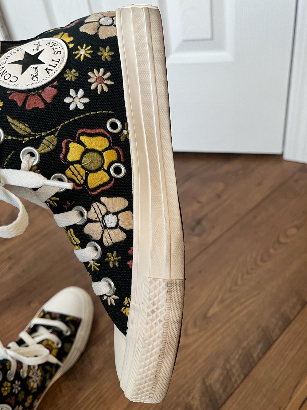 Converse Chuck Taylor All Star Retro Flowers Embroidered - Women’s 7/ Men’s 5 - Picture 11 of 16